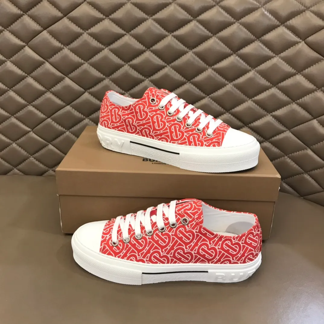 Men's Shoes 💰380 B's men's classic low-top sneakers are reinterpreted in Vintage checkered cotton material and decorated with a new brand logo. First-grain cowhide lining, embossed Burberry lettering logo on the heel, original outsole! 38-46